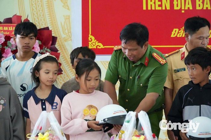 Công an xã Đăk Song tặng mũ bảo hiểm cho các em nhỏ có hoàn cảnh khó khăn