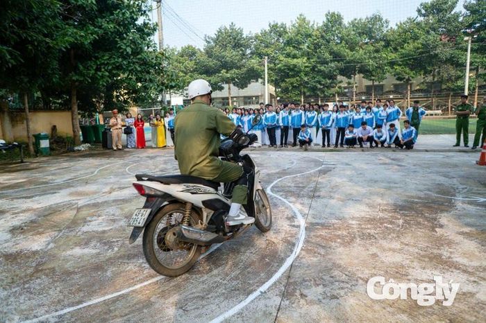 Học sinh Trường THPT Lê Hồng Phong được hướng dẫn kỹ năng lái xe an toàn .