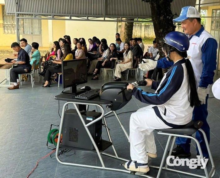 Học sinh trải nghiệm thiết bị mô phỏng, rèn luyện khả năng quan sát và xử lý tình huống giao thông.