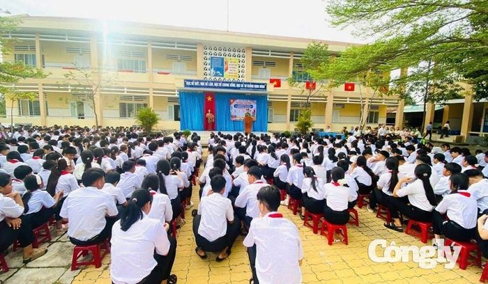 Học sinh Trường TH và THCS Thuận Minh trong buổi tuyên truyền.