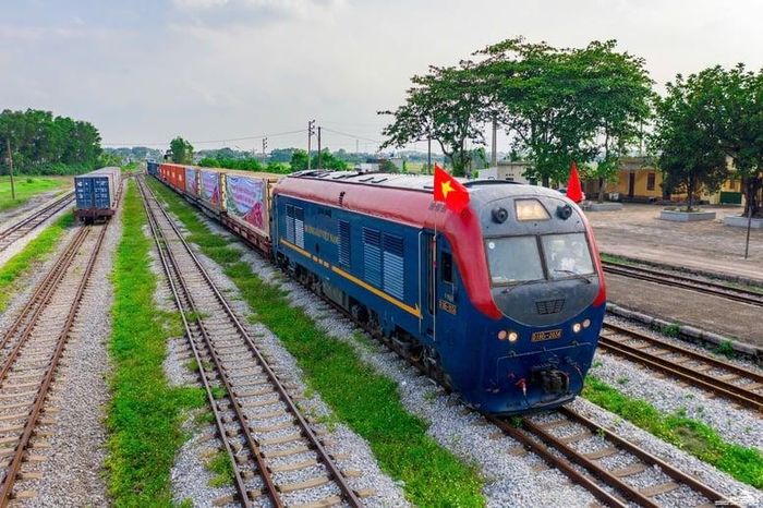 Tập đoàn Đường sắt Quốc gia Việt Nam theo mô hình tập đoàn kinh tế đa ngành, trong đó, vận tải đường sắt, xây dựng và bảo trì, công nghiệp và dịch vụ đường sắt được xác định là các lĩnh vực kinh doanh cốt lõi. Ảnh: baochinhphu.vn