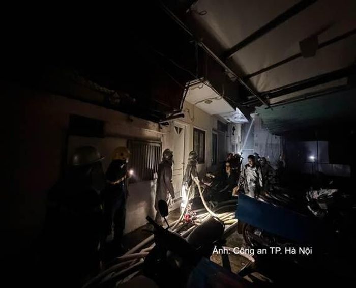 Lực lượng Cảnh sát Phòng cháy chữa cháy và Cứu nạn cứu hộ khẩn trương tìm kiếm cứu nạn và tổ chức dập tắt đám cháy.