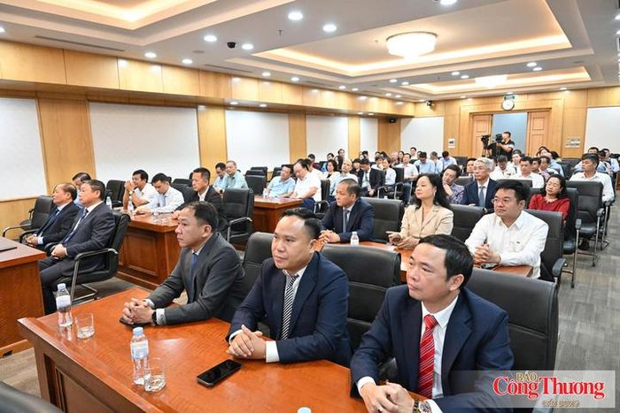 Các đại biểu tham dự buổi lễ. Ảnh: Cấn Dũng