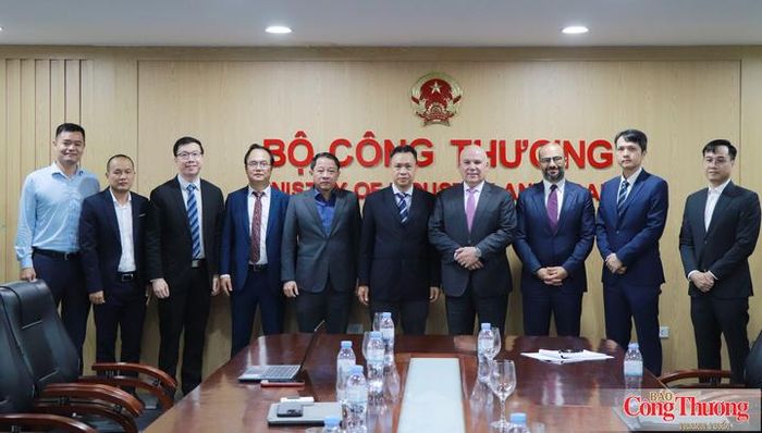 Các đại biểu tham dự buổi làm việc.