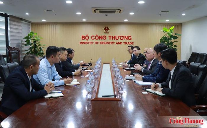 Quang cảnh buổi làm việc.