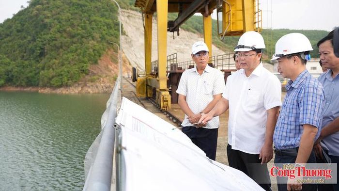 Chủ tịch UBND thành phố Huế Lê Trí Thanh kiểm tra tại Nhà máy thuỷ điện Hương Điền