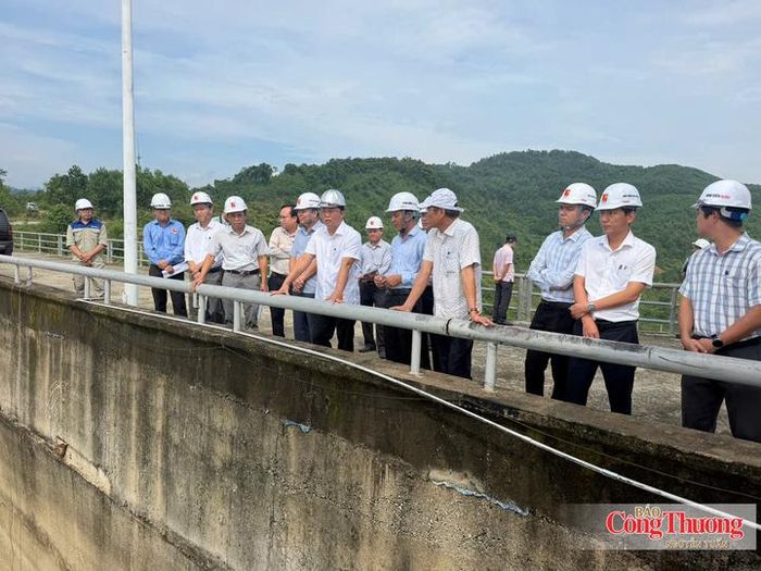 Lãnh đạo thành phố Huế cùng đoàn công tác kiểm tra thực địa trên thân đập thuỷ điện Bình Điền