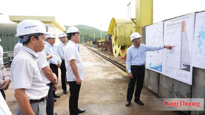 Đại diện Nhà máy thuỷ điện Bình Điền trình bày các phương án vận hành hồ chứa, công tác phòng chống thiên tai...