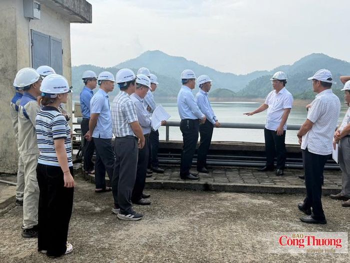 Lãnh đạo thành phố Huế trao đổi với đại diện thuỷ điện Bình Điền về công tác vận hành hồ chứa