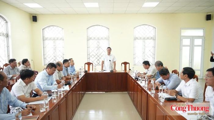 Chủ tịch UBND thành phố Huế Lê Trí Thanh cùng đoàn công tác của các Sở, ban ngành liên quan làm việc với các chủ hồ chứa thuỷ điện, thuỷ lợi