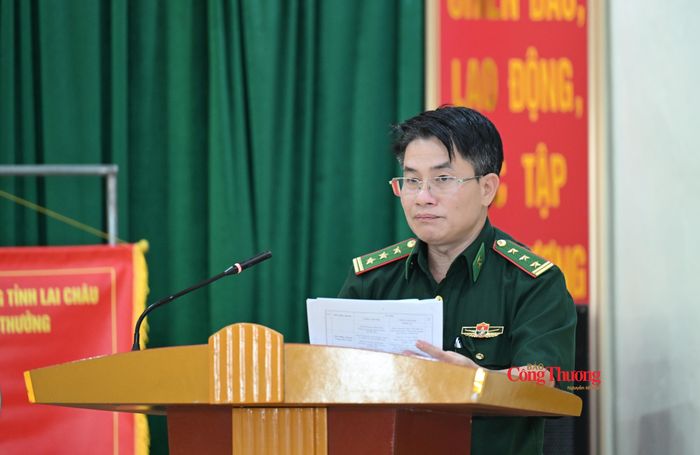 Thượng tá Hà Đức Long, Bí thư Đảng ủy, Chính trị viên Đồn Biên phòng Dào San phát biểu tại hội nghị.