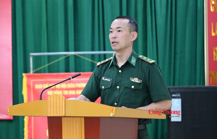 Trung tá Trương Thái Bình Đồn trưởng Biên phòng Vàng Ma Chải phát biểu tại hội nghị.