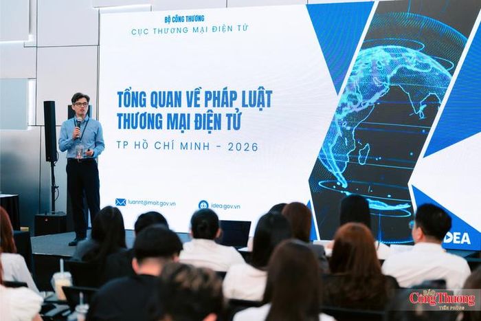  Đại diện Cục Thương mại điện tử (Bộ Công Thương) chia sẻ về pháp luật về thương mại điện tử và thuế cho nhà sáng tạo bán hàng.