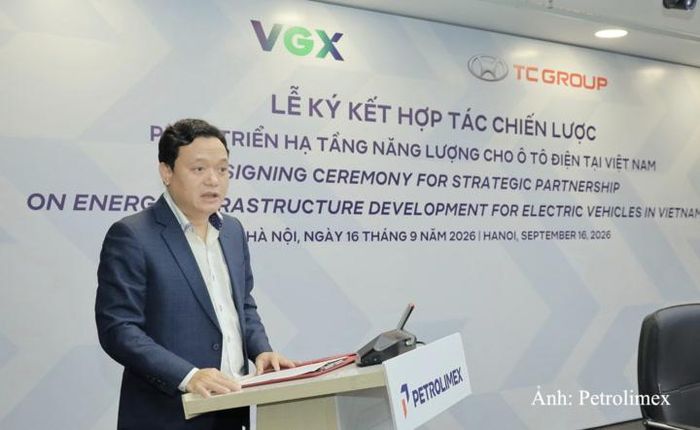 Phó Tổng Giám đốc Petrolimex, Chủ tịch Công ty Cổ phần Hạ tầng Năng lượng Xanh Việt Nam Nguyễn Ngọc Tú phát biểu tại buổi lễ.