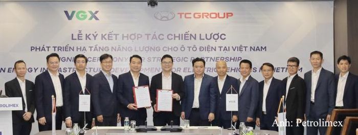 Đại diện VGX và Tập đoàn Thành Công ký kết hợp tác chiến lược phát triển hạ tầng năng lượng dành cho phương tiện điện hóa tại Việt Nam.