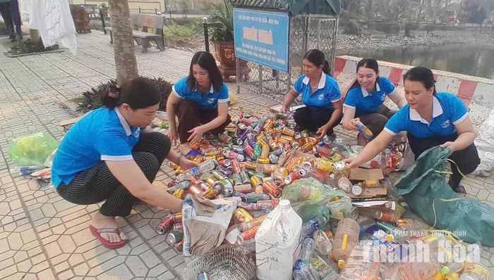 Hội viên Hội LHPN xã Thiệu Hóa thu gom vỏ lon, chai nhựa, giấy, bìa thực hiện mô hình “Ngôi nhà phế liệu”.