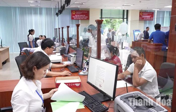 Cán bộ Trung tâm Phục vụ hành chính công phường Hạc Thành tiếp nhận và trả kết quả xử lý thủ tục hành chính cho công dân.