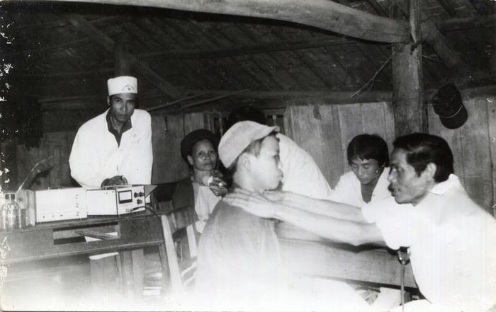 Hình ảnh những năm tháng trong thời kỳ đầu tiên cán bộ Bác sỹ của Bệnh viện khám bướu cổ cho người dân khu vực miền Bắc. Ảnh: benhviennoitiet.vn