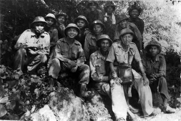 Đại tướng Võ Nguyên Giáp cùng các cán bộ, chiến sĩ tại mặt trận Chiến dịch Biên giới năm 1950. Ảnh: Bảo tàng lịch sử Quốc gia