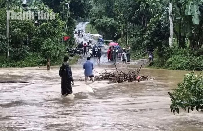 Nước lũ dâng cao gây ngập sâu trên tuyến đường từ xã Đồng Lương đi xã Văn Phú.