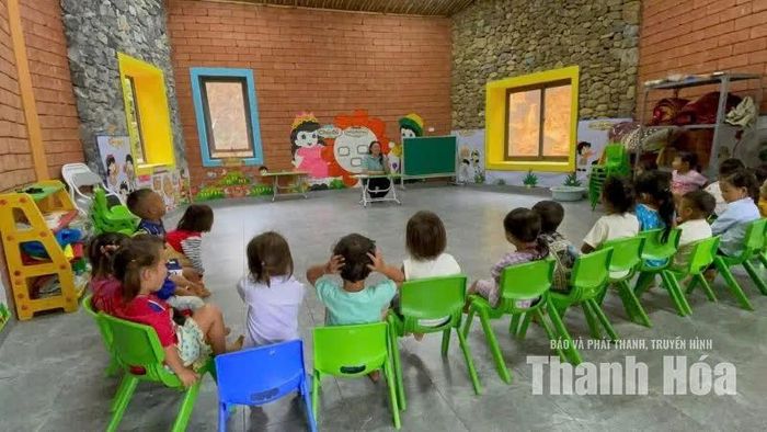 Cô giáo Thao Thị Kía và các em học sinh ở điểm trường được xây mới.