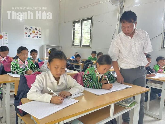 Thầy giáo Sung Văn Cấu dạy học ở điểm trường tiểu học Mùa Xuân.