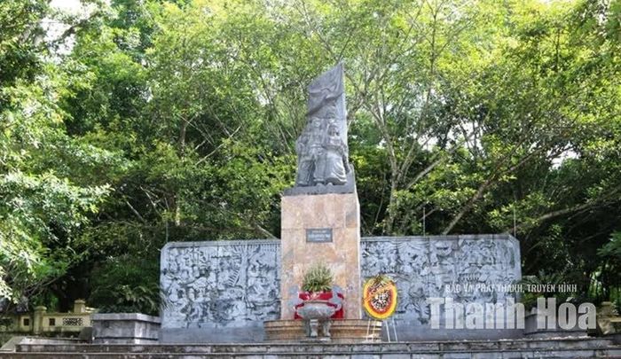 Tượng đài Chiến khu Ngọc Trạo đặt tại thôn Ngọc Trạo, xã Ngọc Trạo, tỉnh Thanh Hóa.