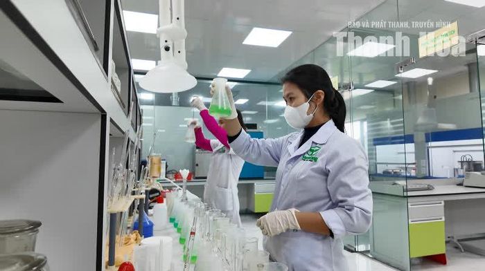 Kỹ sư Lê Thị Phương Anh (bên phải) tại Trung tâm Nghiên cứu Khoa học và Công nghệ Công ty CP Công nông nghiệp Tiến Nông.