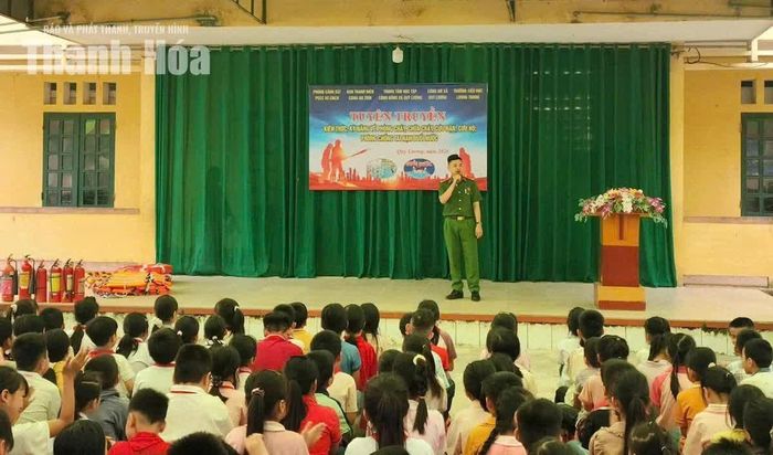 Công an xã Quý Lương tổ chức tuyên truyền kỹ năng, kiến thức về PCCC&CNCH và phòng chống tai nạn đuối nước cho học sinh trên địa bàn.