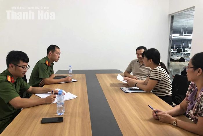 Công an phường Đông Sơn hướng dẫn người dân và doanh nghiệp thực hiện các quy định về khai báo tạm trú.