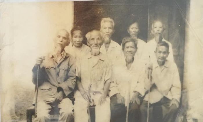 Các cụ lão thành cách mạng làng Cẩm Bào - Chiến khu viên đội du kích Ngọc Trạo năm 1941. Ảnh tư liệu