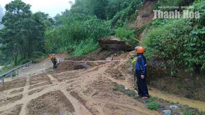 Mưa lớn gây sạt lở đất ảnh hưởng đến việc đi lại của người dân.