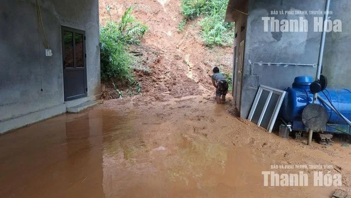 Sạt lở khiến bùn đất tràn vào nhà dân.
