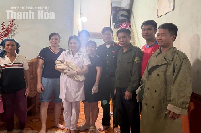 Các lực lượng chức năng đỡ đẻ thành công cho sản phụ ngay tại nhà.
