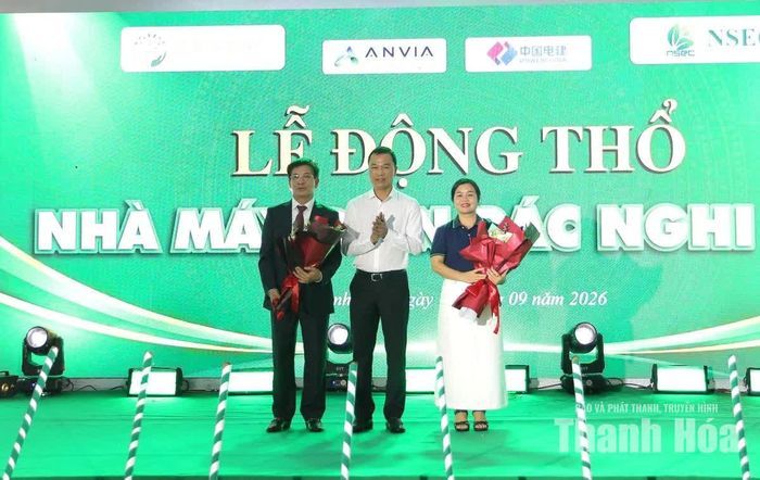 Chủ tịch UBND tỉnh Tô Anh Dũng tặng hoa chúc mừng nhà đầu tư.