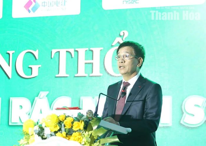 Đại diện chủ đầu tư báo cáo về dự án.