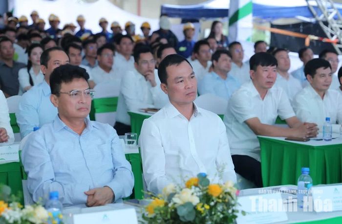 Chủ tịch UBND tỉnh Tô Anh Dũng cùng các đại biểu dự lễ khởi công.