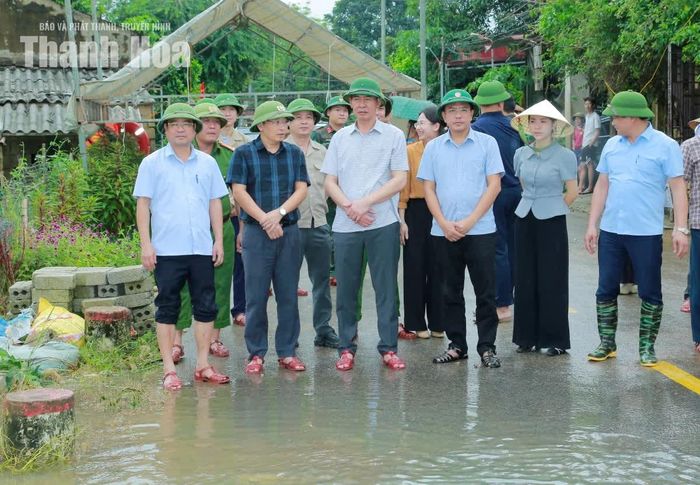 Phó Bí thư Tỉnh ủy Trịnh Tuấn Sinh cùng đoàn công tác đã kiểm tra công tác vận hành hồ Đồng Ngư, xã Ngọc Trạo.
