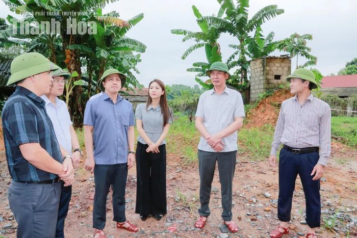 Phó Bí thư Tỉnh ủy Trịnh Tuấn Sinh cùng đoàn công tác kiểm tra Dự án xử lý khẩn cấp tình trạng sạt lở đất tại xã Kim Tân.