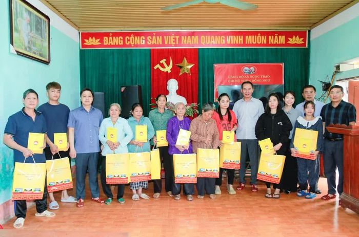 Phó Bí thư Tỉnh ủy Trịnh Tuấn Sinh tặng quà cho các hộ dân thôn Đồng Ngư, xã Ngọc Trạo bị ảnh hưởng bởi thiên tai.