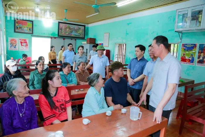 Phó Bí thư Tỉnh ủy Trịnh Tuấn Sinh động viên người dân thôn Đồng Ngư, xã Ngọc Trạo.