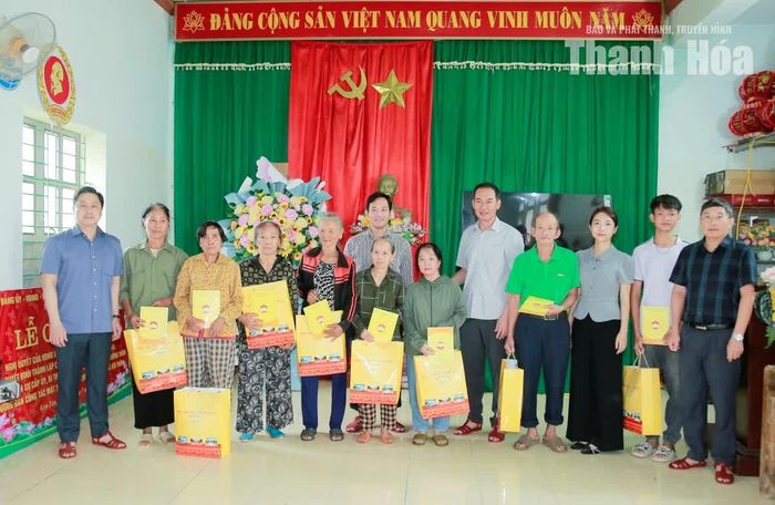 Phó Bí thư Tỉnh ủy Trịnh Tuấn Sinh tặng quà cho các hộ dân tại thôn 2 Thạch Định, xã Kim Tân.