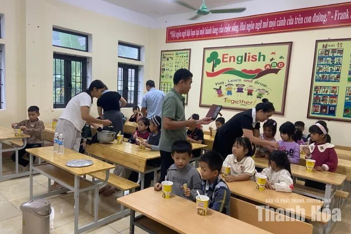 Giáo viên cùng học sinh Trường Tiểu học Yên Thắng ở lại buổi trưa tại trường.