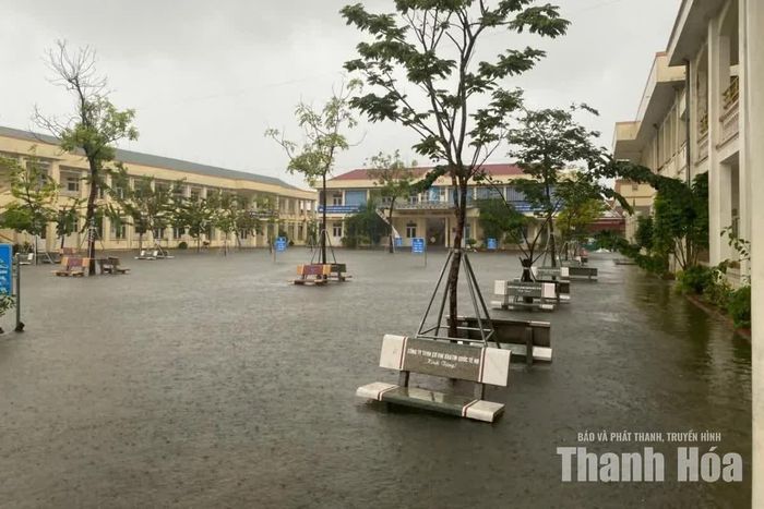 Mưa lớn kéo dài gây ngập sâu tại trường Tiểu học Nghi Sơn, phường Nghi Sơn.