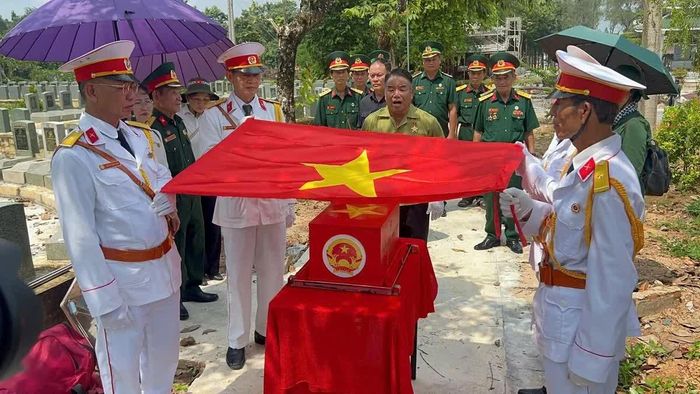 Thân nhân, đồng đội tiễn đưa liệt sĩ Lê Thái Cơ rời Nghĩa trang liệt sĩ Đồi 82 Tân Biên về quê nhà.