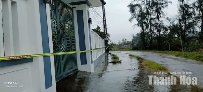 Xã Tiên Trang tổ chức sơ tán các hộ bị ảnh hưởng, căng dây khoanh vùng nguy hiểm.