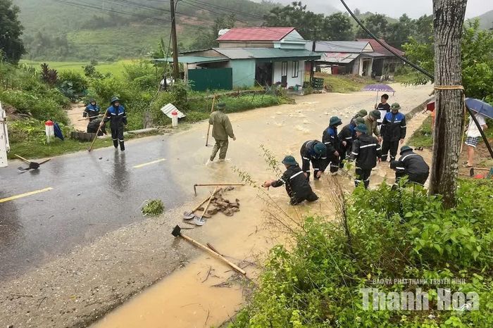 Xã Yên Nhân huy động lực lượng khơi thông các điểm giao thông bị ngập.