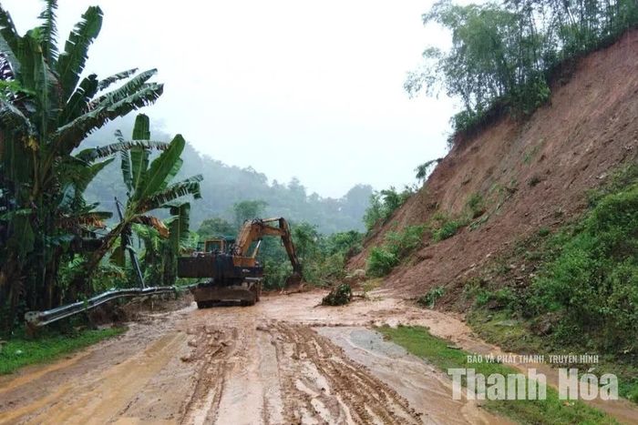 Xử lý vị trí sạt lở trên Quốc lộ 15C tại Km 23+650 qua xã Thiên Phủ.