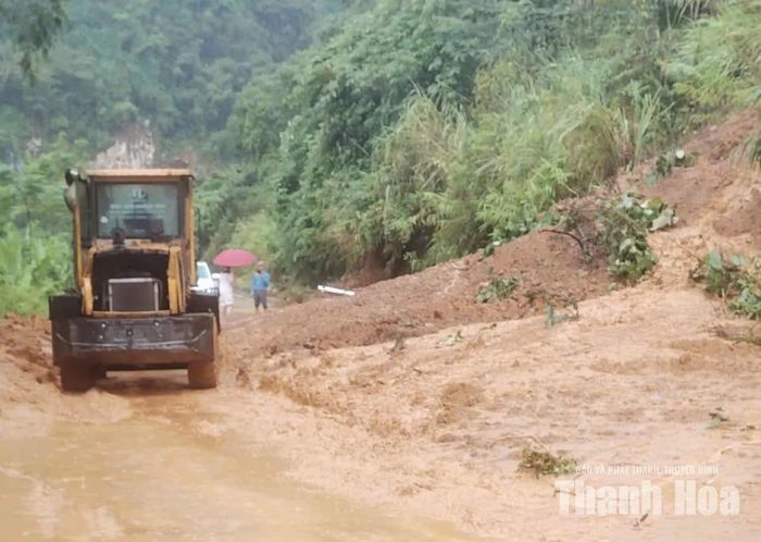 Xử lý vị trí sạt lở trên Quốc lộ 217 tại Km 138+700 qua xã Quan Sơn.
