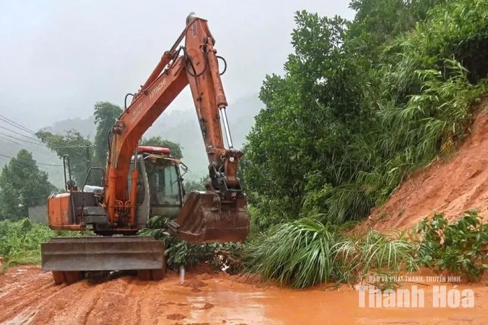 Đơn vị quản lý, bảo trì đường bộ huy động nhân lực, phương tiện xử lý vị trí sạt lở trên Quốc lộ 16 tại Km 170+950.